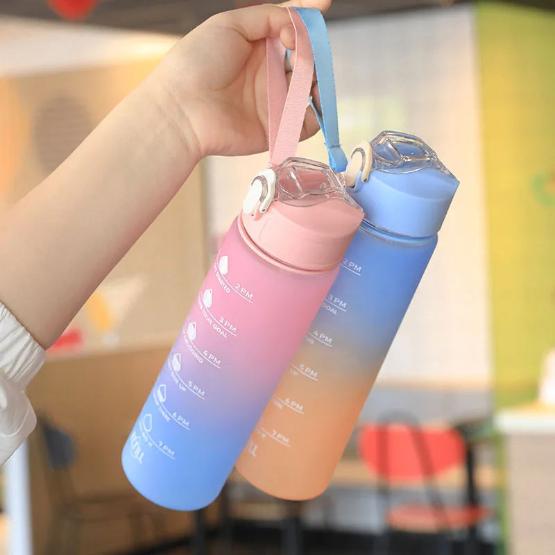 Gourde K-Pop Demon Hunters à dégradé, 750 ml, motif fille de film, lettres A à Z, avec paille, grande capacité, portable, idéale pour les activités de plein air.