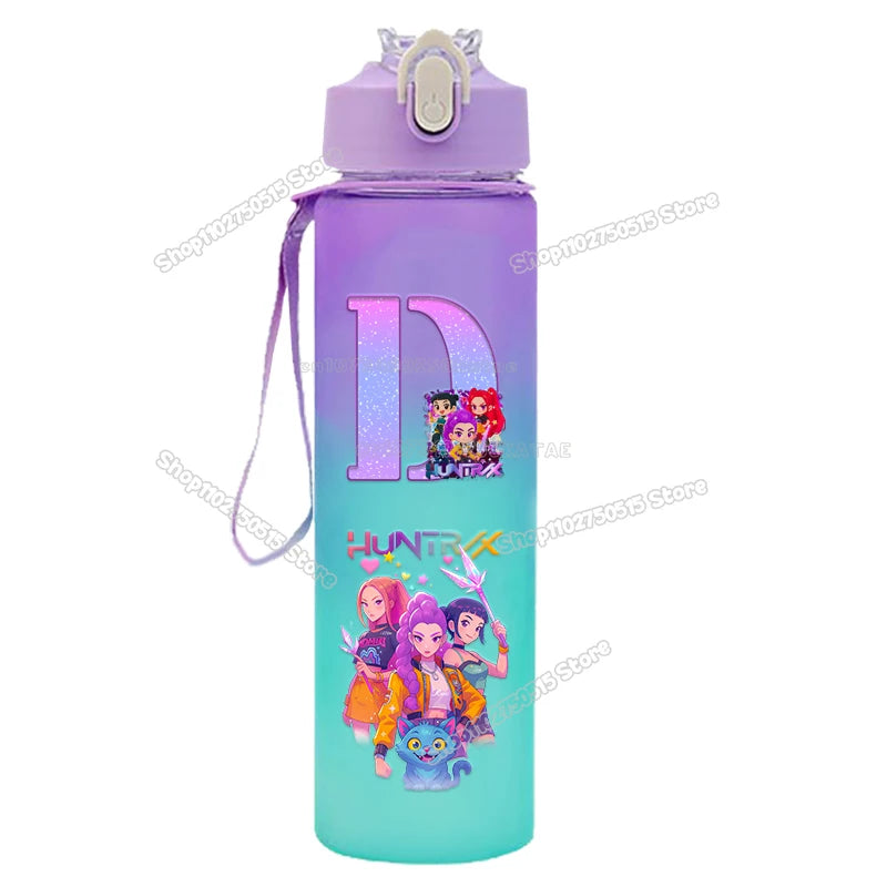 Gourde K-Pop Demon Hunters à dégradé, 750 ml, motif fille de film, lettres A à Z, avec paille, grande capacité, portable, idéale pour les activités de plein air.