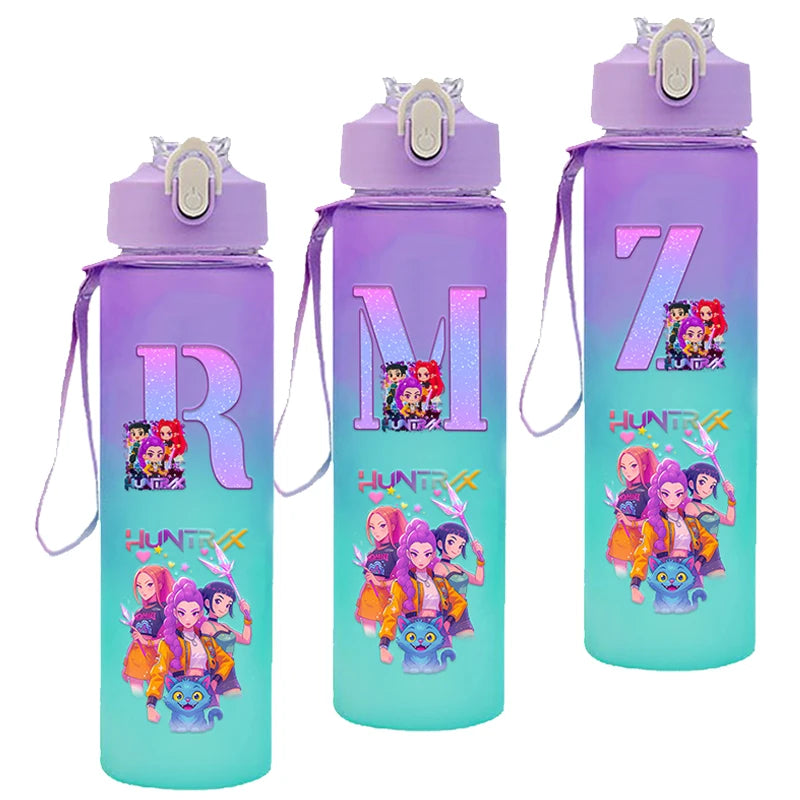Gourde K-Pop Demon Hunters à dégradé, 750 ml, motif fille de film, lettres A à Z, avec paille, grande capacité, portable, idéale pour les activités de plein air.