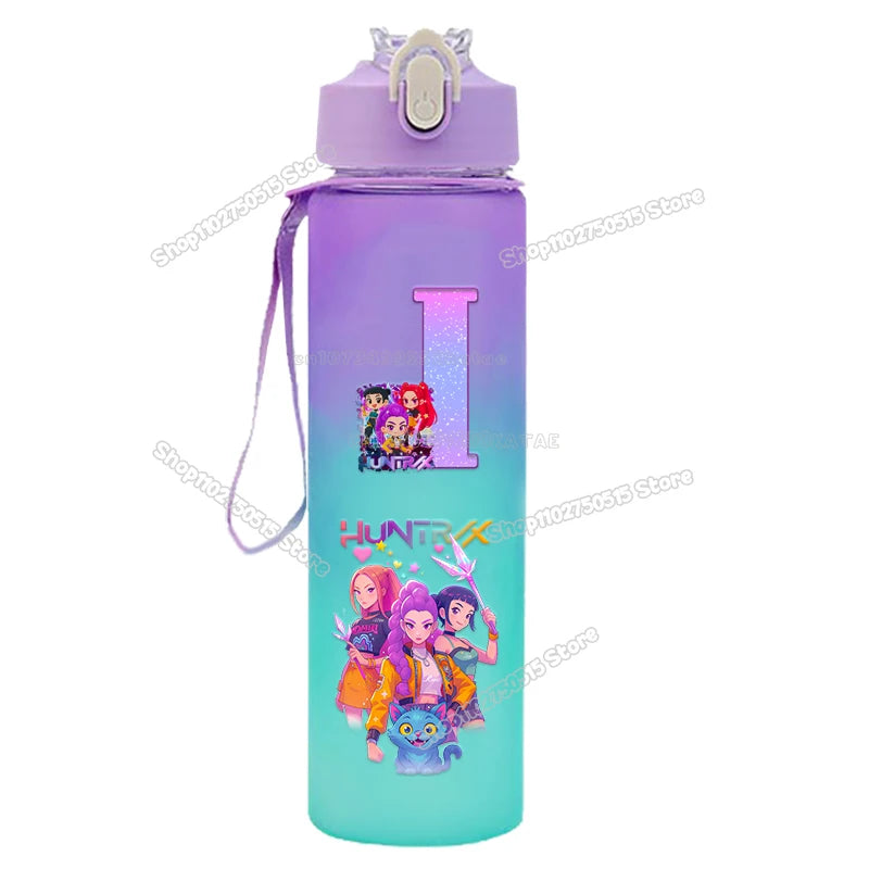 Gourde K-Pop Demon Hunters à dégradé, 750 ml, motif fille de film, lettres A à Z, avec paille, grande capacité, portable, idéale pour les activités de plein air.