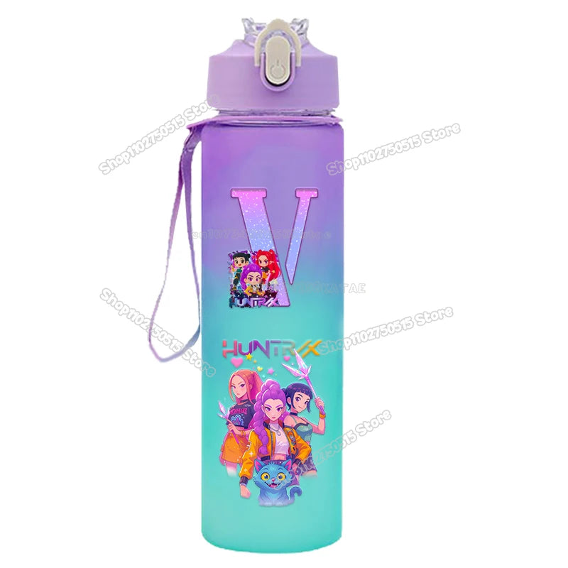 Gourde K-Pop Demon Hunters à dégradé, 750 ml, motif fille de film, lettres A à Z, avec paille, grande capacité, portable, idéale pour les activités de plein air.