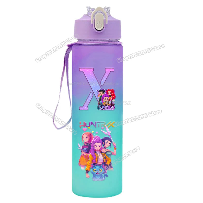 Gourde K-Pop Demon Hunters à dégradé, 750 ml, motif fille de film, lettres A à Z, avec paille, grande capacité, portable, idéale pour les activités de plein air.