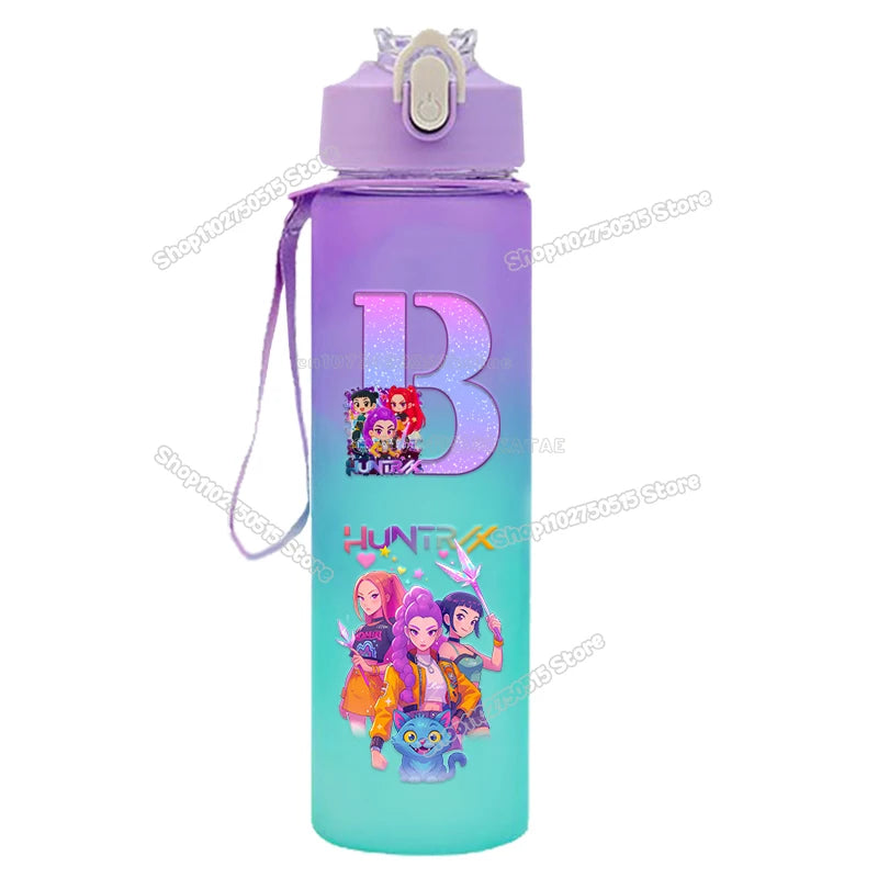 Gourde K-Pop Demon Hunters à dégradé, 750 ml, motif fille de film, lettres A à Z, avec paille, grande capacité, portable, idéale pour les activités de plein air.